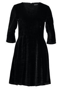 Vestido de terciopelo negro con escote en V, mangas tres cuartos y falda acampanada. Textura suave con cierre de cremallera en la parte de atrás.