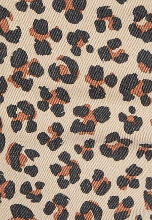 Tessuto con stampa leopardata, caratterizzato da uno sfondo beige con macchie nere e marroni, superficie testurizzata con una leggera rigatura.