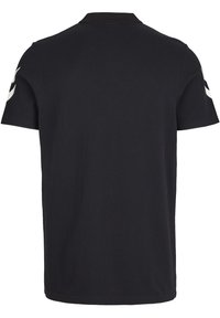 Svart polo t-shirt i mjukt bomullsmaterial, med klassisk krage och korta ärmar. Vita detaljer på båda ärmarna ger kontrast.