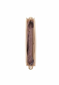 Beige kožená kabelka typu clutch s hladkým povrchem, zdobená zlatým kroužkem, s podšívkou obsahující kapsu na zip a vzorem puntíků.