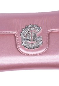 Clutch in satin rosa con un accento di logo gioiello, caratterizzata da una texture liscia e una forma strutturata, ideale per occasioni formali.