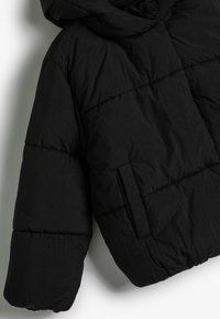 Schwarze Daunenjacke mit Kapuze, gesteppter Textur und seitlichen Taschen. Hergestellt aus einem weichen, leichten Material mit einem leichten Glanz.