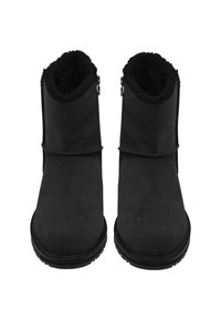 Botines negros con exterior de ante texturizado, forro de piel sintética y detalles de cremallera en los laterales. Suelas de goma planas que ofrecen tracción.