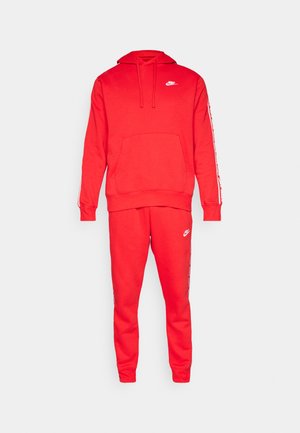Set di felpa rossa con cappuccio e pantaloni jogger, in misto cotone, dotato di cappuccio, tasca frontale e logo bianco. Vestibilità slim con caviglie elastiche e strisce laterali.