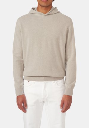 Felpa cappuccio grigia chiara in morbido tessuto, design aderente con polsini e orlo a coste, abbinata a jeans bianchi. Nessun motivo o accentuazione visibile.