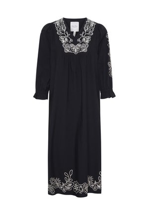 Juoda suknelė ilgomis rankovėmis, su baltais siuvinėjimais gėlių raštais ant iškirptės ir apačios, švelniai suglebusi po krūtine.