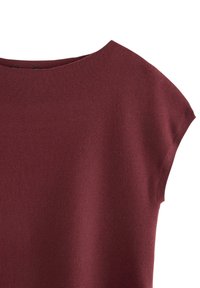 Burgundské pletené tričko s širokým výstřihem a krátkými kapkovými rukávy, s hladkou texturou a žebrovanými okraji. Jednoduchý, minimalistický design.