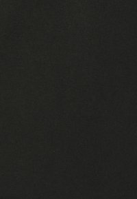 Tessuto di cotone nero con una texture liscia e un motivo a coste fine, che presenta un colore uniforme e profondo senza motivi o accenti distinti.