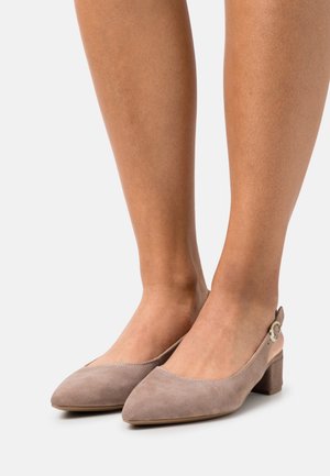 Beige Wildleder Slingback-Absätze mit spitzem Zehenbereich, niedrigem Blockabsatz und einem runden Knöchelverschluss. Glatte Textur und elegantes Design.