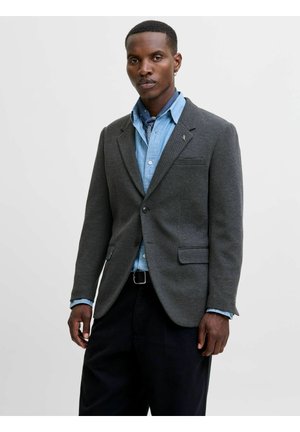 Grau Wollblazer mit strukturiertem Finish, Reverskragen, Vorderaschen und einem Ein-Knopf-Verschluss, getragen über einem hellblauen Hemd.