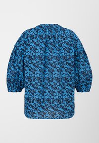 Blusa de patrón floral azul con mangas abullonadas, cuello fruncido y corte relajado. Fabricada con un tejido ligero, presenta colores azul marino y azul claro.