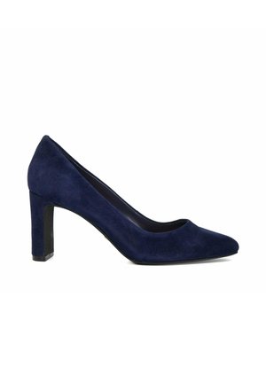 Marineblauwe suede hoge hak pump met een puntige neus en een dikke hak. Gladde textuur met een strakke, minimalistische uitstraling.