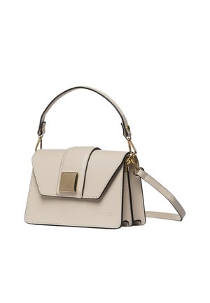 Beige leren handtas met gouden vierkante sluiting, bovenhandvat en afneembare schouderriem, met een gestructureerd, overklappend klepdesign.
