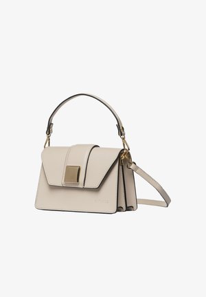 Sac à main en cuir beige avec fermoir carré doré, poignée supérieure et bandoulière amovible, présentant un design structuré avec rabat pliable.