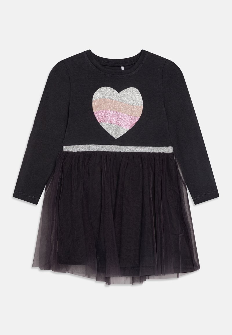 Robe noire à manches longues avec un motif de cœur scintillant. Ceinture argentée et jupe en tulle noir superposée. Matière en coton doux.