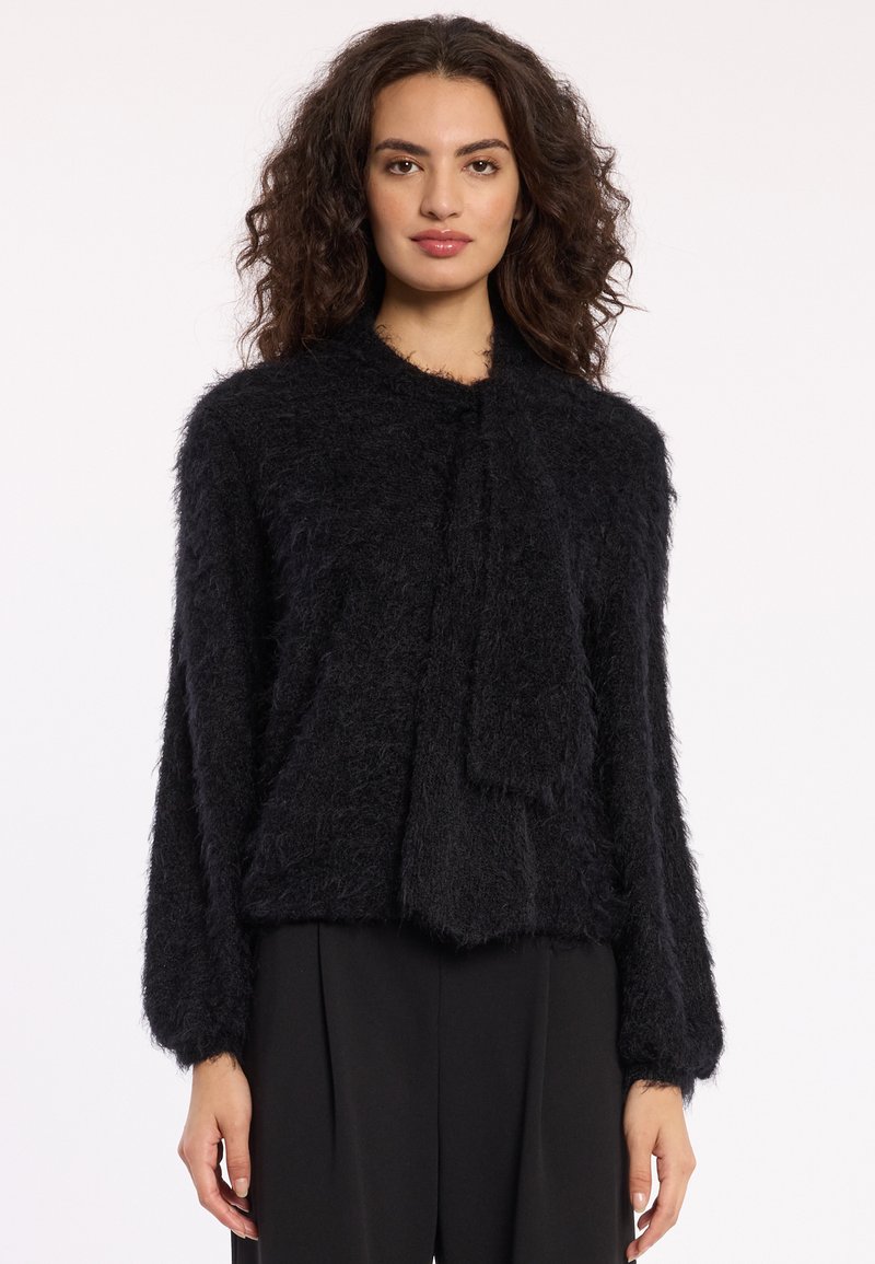 Schwarzer, flauschiger Strickpullover mit rundem Halsausschnitt, langen Ärmeln und einer gebundenen Vorderseite. Weicher Stoff und kurze Passform.