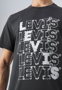 Levi's® RELAXED FIT - Trükipildiga T-särk - zigzag headline caviar