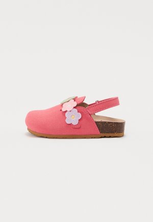 Pink børneklods med bagrem og tre farverige blomsterdekorationer på siden, med korksål og gummibund.