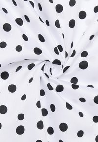 Schwarze Polka-Dots auf glattem weißen Stoff, in unterschiedlichen Größen angeordnet, schaffen ein Muster mit einem sanften Glanz und fließendem Fall.