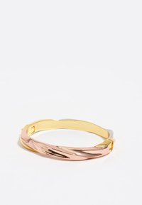Złoty i różowo-złoty skręcany metalowy bangle o gładkim wykończeniu i bezszwowym designie, z bezpiecznym zapięciem.
