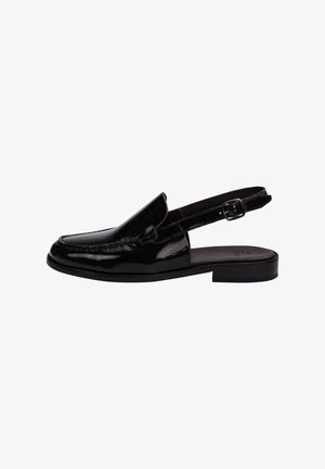 Schwarzer Slingback-Loafer aus Lackleder mit Schnallenriemen, niedrigem Absatz und Mokassin-Naht auf flacher Sohle.