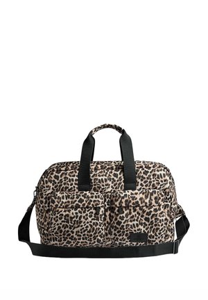 Sac de voyage avec un design à imprimé léopard, fabriqué en tissu, doté de poignées noires, d'une sangle ajustable et de deux poches avant.