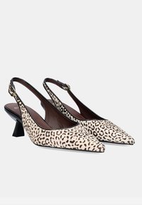 Un par de zapatos de tacón kitten con tira trasera, de punta afilada y un patrón de leopardo en tonos beige y negro, con pequeñas correas de hebilla doradas.