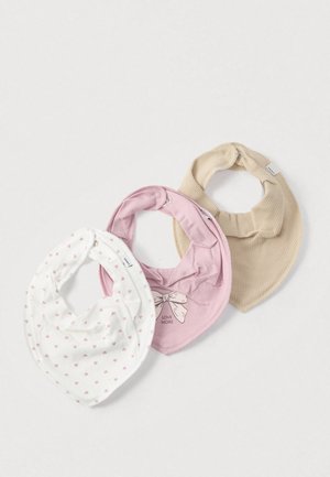 Set van drie slabbetjes voor baby's, gemaakt van zacht katoen. Kleuren omvatten wit met roze hartjes, roze met een strikgrafiek en beige met een geribbelde textuur.