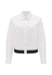 Chemise blanche à manches longues boutonnée avec poche poitrine et ceinture élastique noire à rayures blanches, col et poignets boutonnés.
