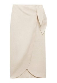 Beige wikkelrok van linnen, met een zijstrik en een asymmetrische zoom, met een gladde textuur en minimale details.