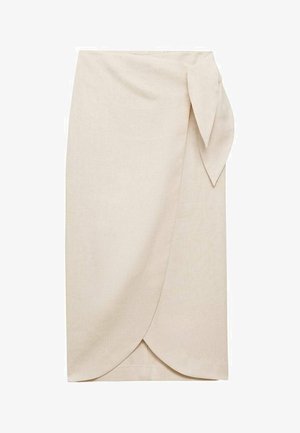 Jupe portefeuille beige en lin, dotée d'un lien latéral et d'un ourlet asymétrique, avec une texture lisse et un design minimaliste.