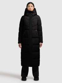 Ilga juoda pūkinė striukė su gaubtu, su siūtu paminkštinimu, reguliuojamais raišteliais ir šoniniais užtrauktukų kišenėmis. Lygi, matinė tekstūra.