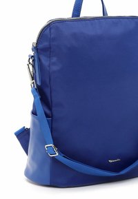 Blauwe synthetische schoudertas met een gestructureerde vorm, zilveren hardware, een ritssluiting en een afneembare schouderband, met een gladde textuur.