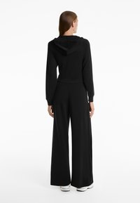OYSHO SOFT-TOUCH WIDE LEG SIDE-PLEATED - Pantaloni - black