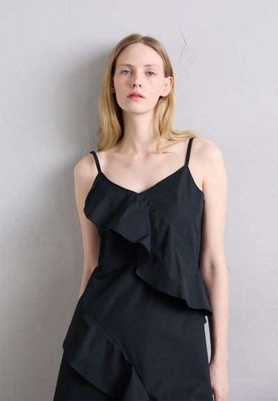Rochie neagră cu bretele spaghetti ajustabile, având un design cu volane suprapuse. Realizată dintr-un material neted, aceasta are o siluetă mulată și o lungime până la genunchi.