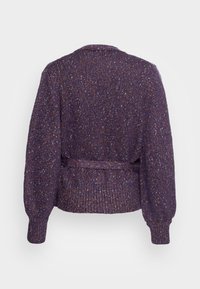 Fioletowy sweter na drutach o fakturowanym wykończeniu, z bufkami na rękawach i paskiem do wiązania w talii. Widok od tyłu prezentuje prążkowany kołnierz.