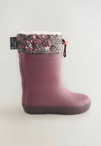 Bottes de pluie en caoutchouc violettes avec un haut en tissu à motifs floraux, fermeture à cordon de serrage et semelle texturée marron foncé pour une meilleure adhérence.