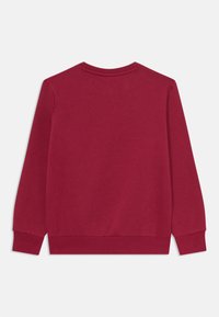 Rød sweatshirt, rund hals, lange ermer, myk jersey-stoff, ribbestrikkede mansjetter og nederkant, minimalistisk design, ingen synlige logoer eller mønstre.