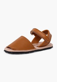 Sandalo in pelle marrone con design open-toe, cinturino regolabile e suola in gomma texturizzata. Presenta uno stile minimalista con cuciture in contrasto.