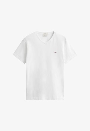 T-shirt blanc à manches courtes et col en V avec petit logo brodé sur la poitrine gauche, design simple, présenté sur fond blanc.