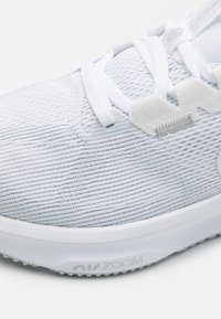 Nike Performance STRUCTURE 25 - Laufschuh Straße - white/pure platinum