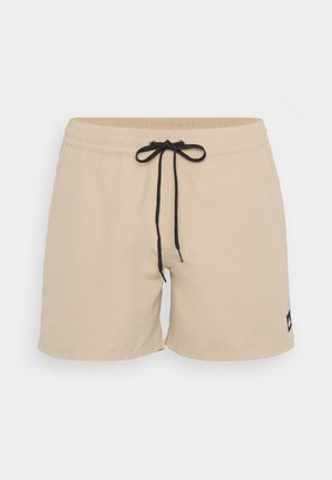 Beige zwemshorts met een elastische tailleband, zwarte koordjes, zijzakken en een klein logo-op-patch aan de onderste linkerkant.