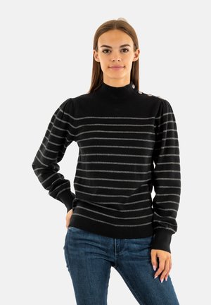 Pull en tricot noir avec des rayures horizontales grises, un col haut et des manches bouffantes. Présente des boutons décoratifs sur l'épaule.