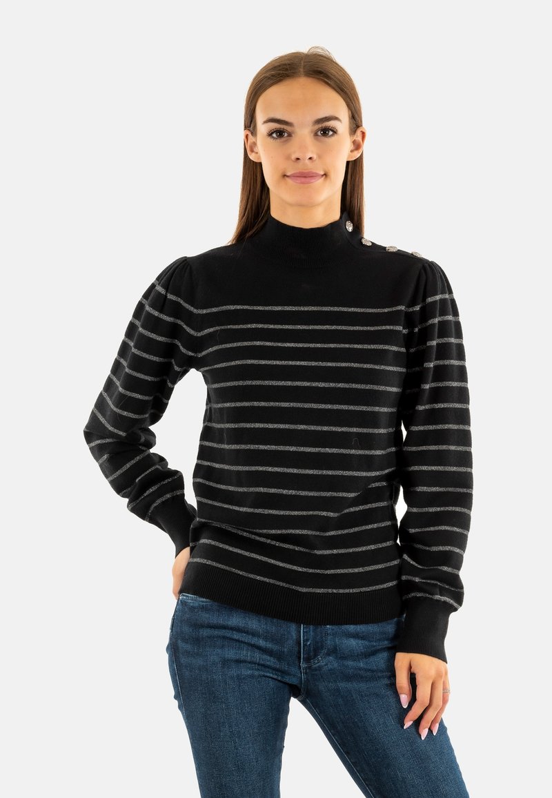 Zwart gebreid vest met grijze horizontale strepen, een hoge hals en pofmouwen. Heeft decoratieve knopen op de schouder.