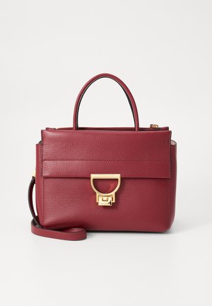 Borsa a mano in pelle rossa con superficie testurizzata, manico superiore, tracolla rimovibile e minuteria dorata sulla chiusura frontale.