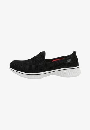 Czarny sneaker typu slip-on z oddychającą siateczkową cholewką, białą teksturowaną podeszwą i małym logo po boku.