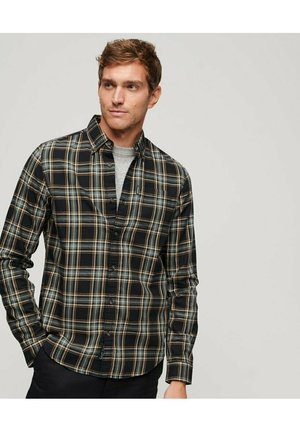 Camisa de cuadros de manga larga en negro, verde y beige. Cuenta con un cuello abotonado, placket frontal y un corte relajado con detalle de bolsillo en el pecho.