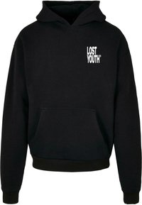 Svart hooded sweatshirt i ett mjukt tyg, med en framficka och vittryckt text "LOST YOUTH™" på vänster bröstområde.