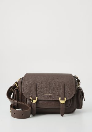Sac à bandoulière en cuir marron avec surface texturée, accents en métal doré, fermé par rabat, strap réglable et détail de poche latérale.