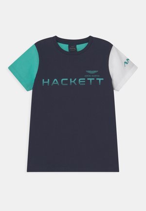 Marineblaues T-Shirt mit kurzen Ärmeln, das türkisfarbene und weiße Ärmel hat. Auf der Vorderseite sind die Logos "HACKETT" und "ASTON MARTIN" in Türkis abgebildet. Aus weichem Baumwollmaterial.